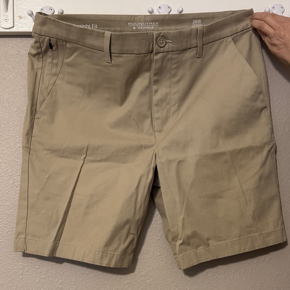 Roundtree & Yorke Men's Tan Flat Front Shorts